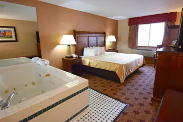 Hotels with jacuzzi in room in Mackinaw City