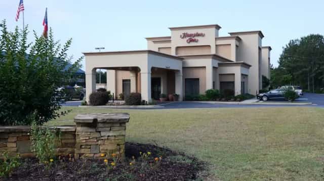 Hampton Inn Americus — guest room
