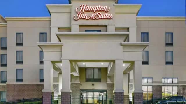 Hampton Inn & Suites Augusta West — guest room