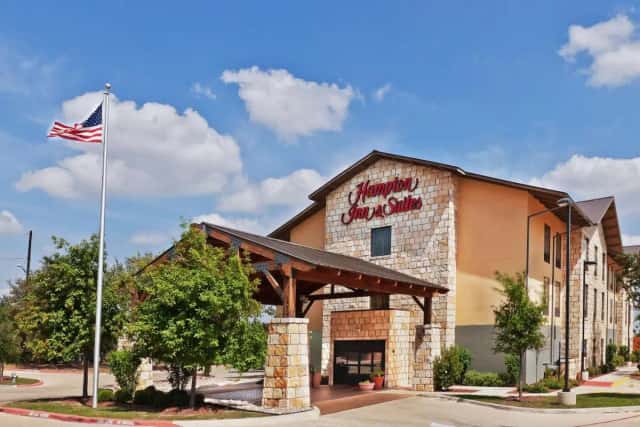 Hampton Inn & Suites Austin - Lakeway — guest room