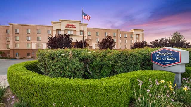 Hampton Inn & Suites Banning-Beaumont — guest room