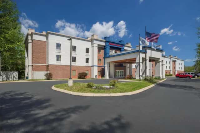 Hampton Inn & Suites Berkshires Lenox — guest room