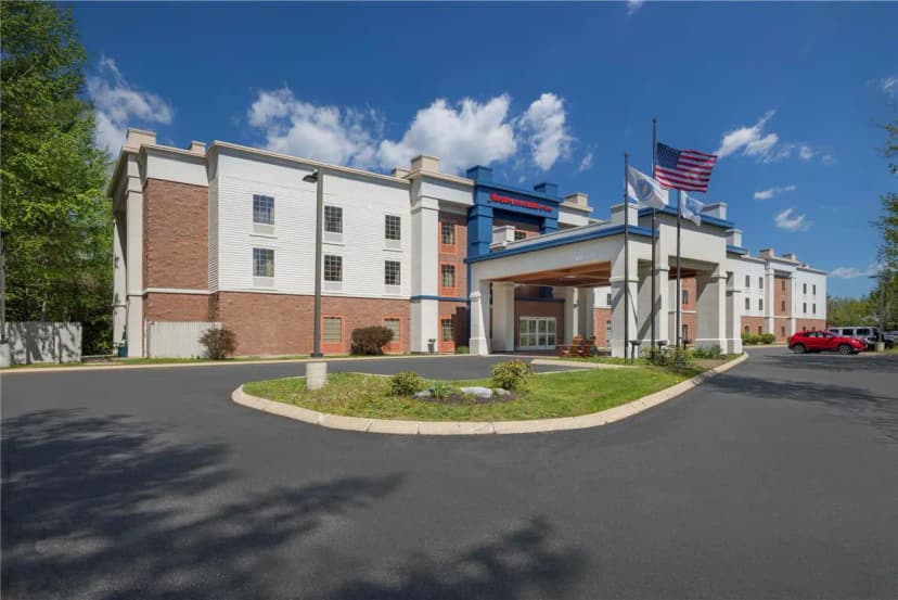 Hotels with jacuzzi in room in Lenox