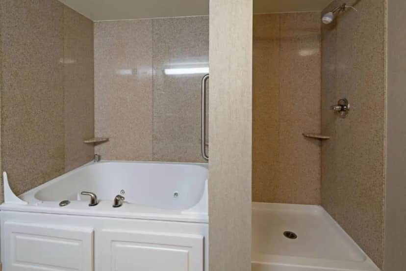 Hampton Inn & Suites Bremerton — suite