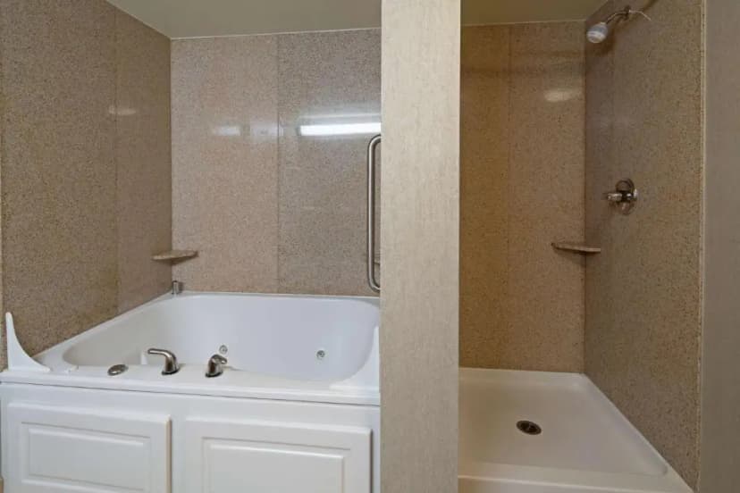Hotels with jacuzzi in room in Bremerton