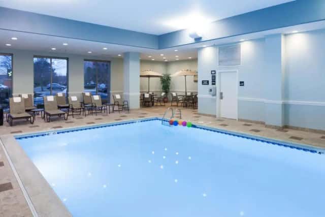 Hampton Inn & Suites Chicago-North Shore/Skokie — guest room