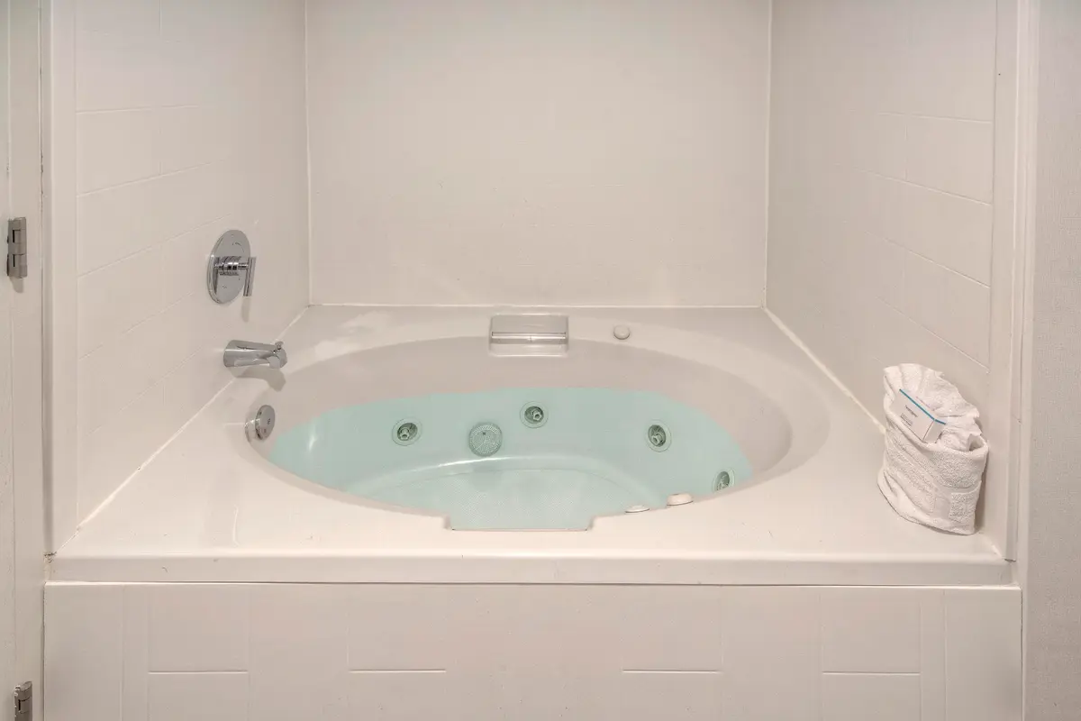 Shared indoor hot tub at Hampton Inn & Suites Clermont in Clermont, FL