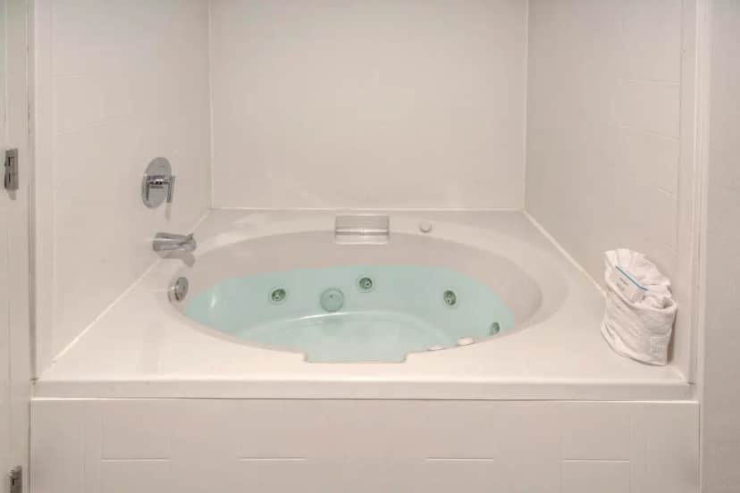 Shared indoor hot tub at Hampton Inn & Suites Clermont