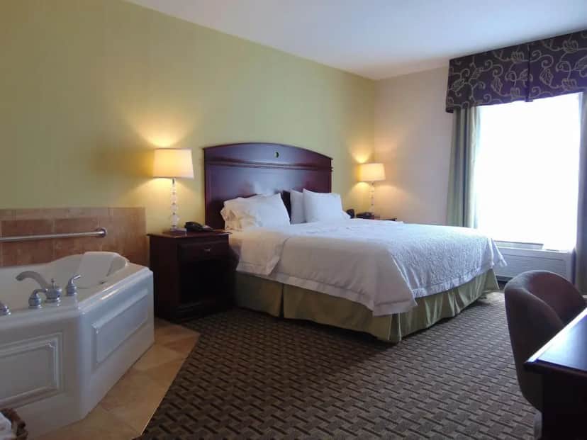 Private in-room jacuzzi tub in the Room, 1 King Bed, Jetted Tub at Hampton Inn & Suites Cleveland-Mentor