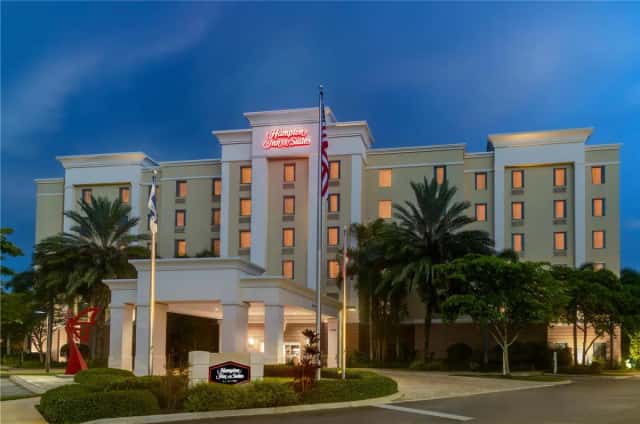 Hampton Inn & Suites Coconut Creek — guest room