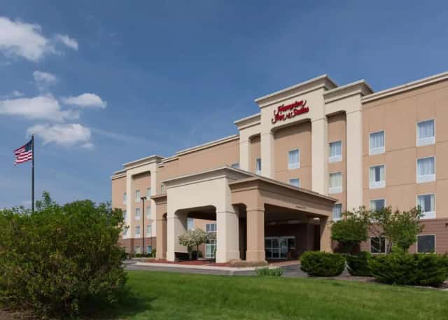 Hampton Inn & Suites Davenport — guest room