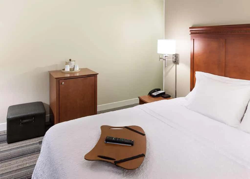Hampton Inn & Suites Davenport — bathroom