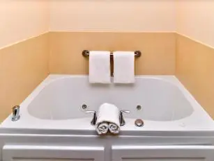 In-room hot tub at Hampton Inn & Suites Dayton-Airport in Englewood, OH