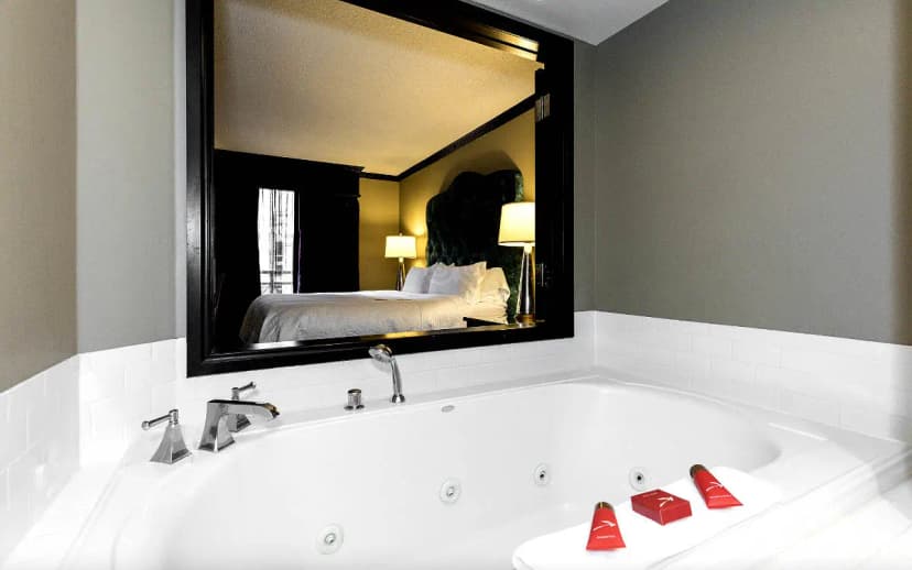 Hotels with jacuzzi in room in Butler Township