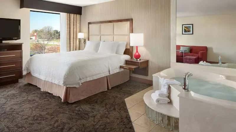In-room hot tub at Hampton Inn & Suites Detroit/Sterling Heights in Sterling Heights, MI