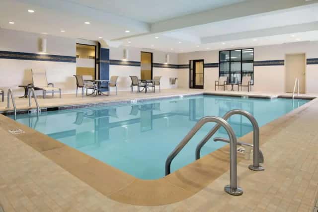 Hampton Inn & Suites Edgewood/Aberdeen-South — guest room