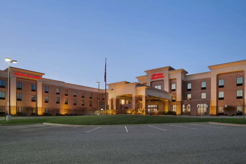 Hotels with jacuzzi in room in Edgewood