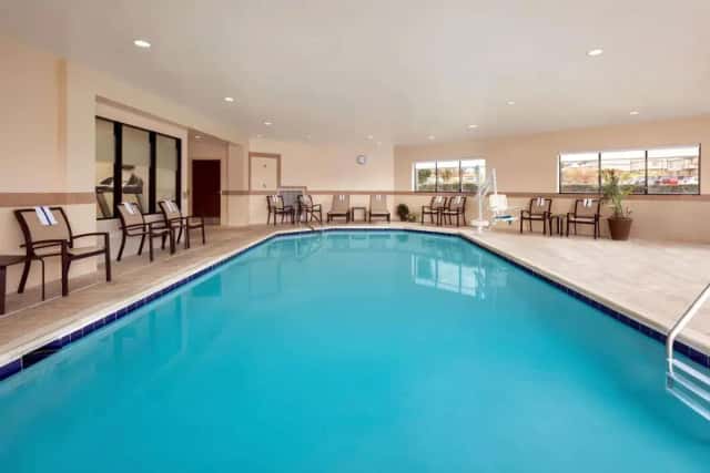 Hampton Inn & Suites Frederick-Fort Detrick — guest room