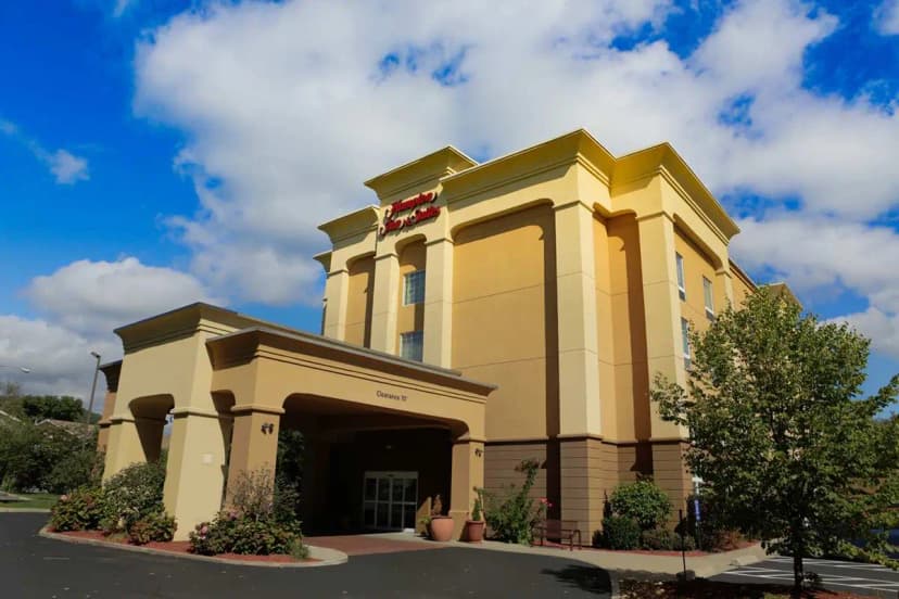 Hotels with jacuzzi in room in Greenfield