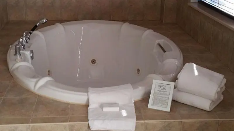 Hotels with jacuzzi in room in Lino Lakes