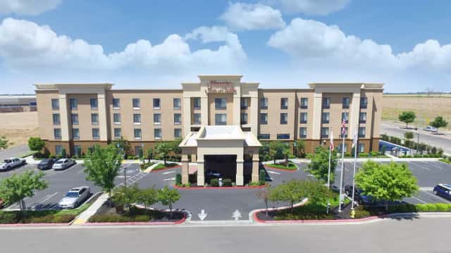 Hampton Inn & Suites Madera — guest room