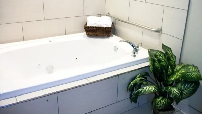 Hotels with jacuzzi in room in Manteca