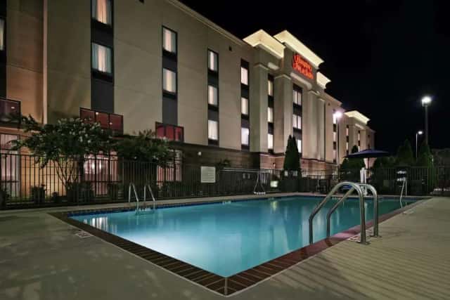 Hampton Inn & Suites Millington — guest room