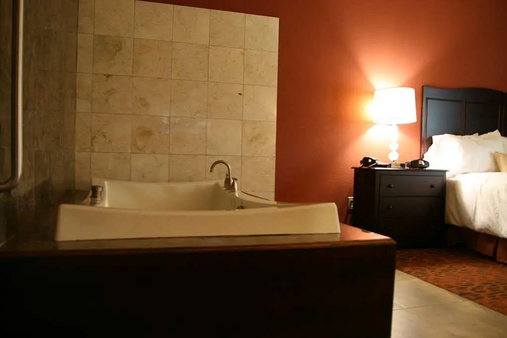 Hotels with jacuzzi in room in Mission