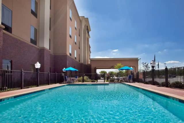 Hampton Inn & Suites Morgan City — guest room