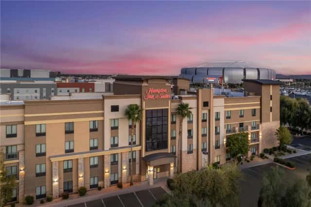 Hampton Inn & Suites Phoenix Glendale-Westgate — guest room