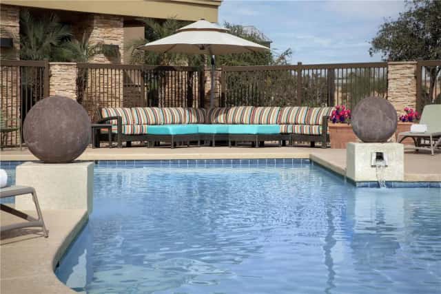 Hampton Inn & Suites Phoenix Glendale-Westgate — guest room
