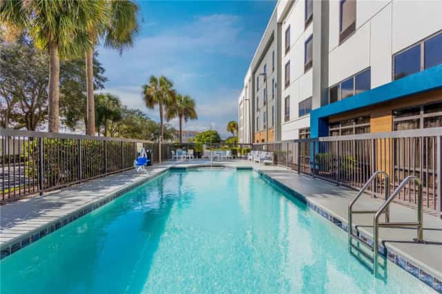 Hampton Inn & Suites Port St. Lucie, West — guest room