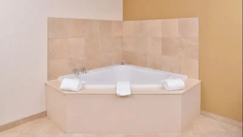 In-room hot tub at Hampton Inn & Suites Richmond in Richmond, IN