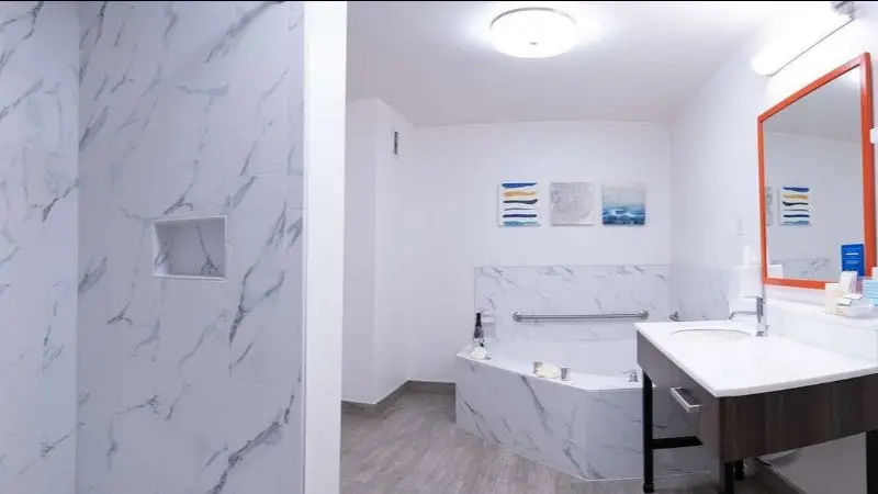 Hampton Inn and Suites Seal Beach — suite