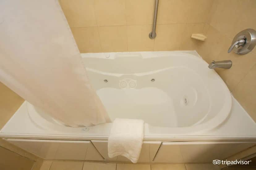 Hampton Inn & Suites Staten Island hotel photo 1 in Staten Island, New York