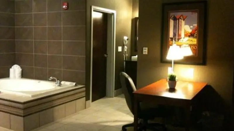 Hampton Inn & Suites Valparaiso — suite