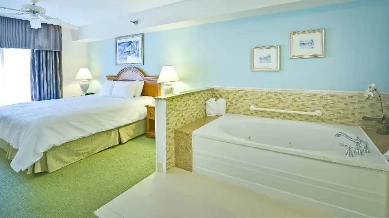 Hampton Inn & Suites Wilmington/Wrightsville Beach — suite