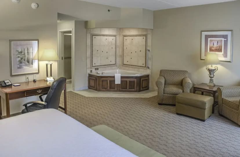 Hotels with jacuzzi in room in Canfield