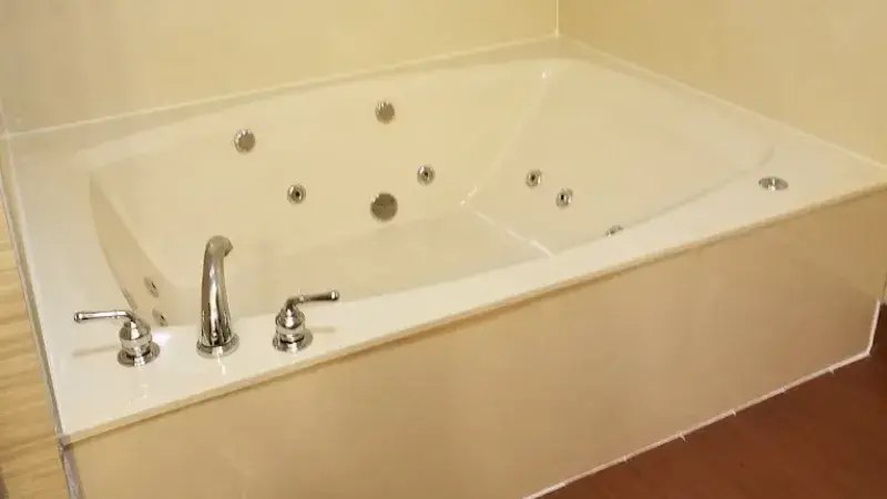 Hotels with jacuzzi in room in Stockbridge