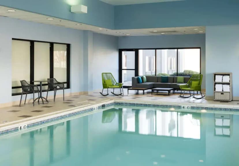 Hotels with jacuzzi in room in Rogers