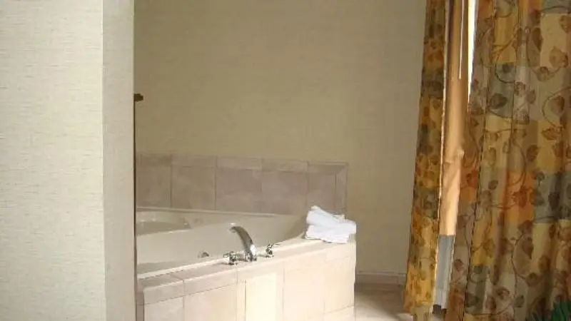 Hotels with jacuzzi in room in Brattleboro