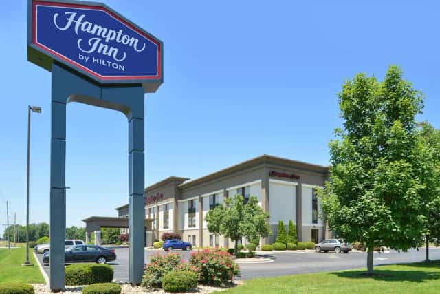 Hampton Inn Carbondale — guest room