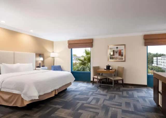 Hampton Inn Charleston-North — guest room