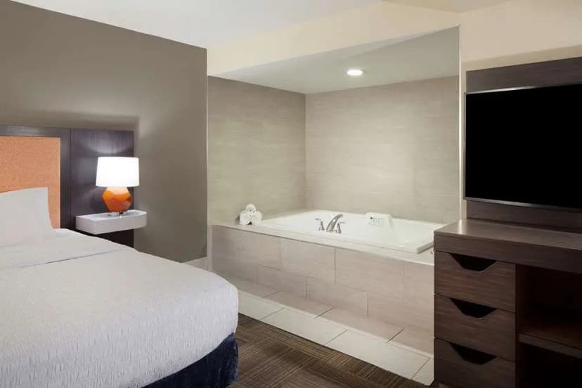 Hotels with jacuzzi in room in Charleston