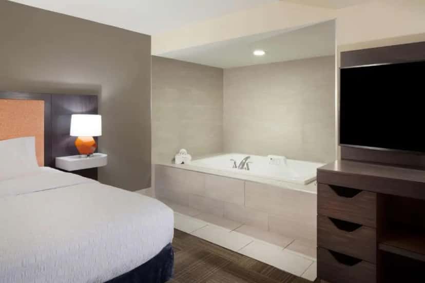 In-room hot tub at Hampton Inn Charleston-Southridge in Charleston, WV