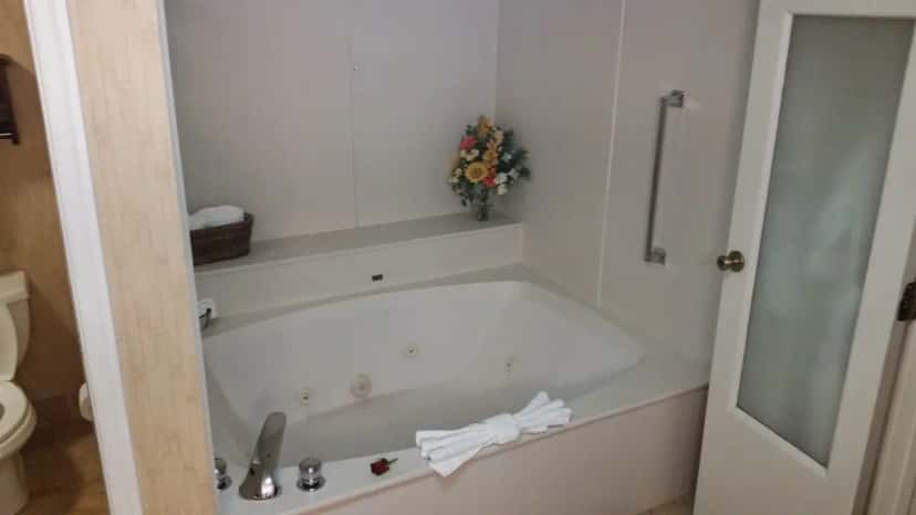 In-room hot tub at Hampton Inn Christiansburg/blacksburg in Christiansburg, VA