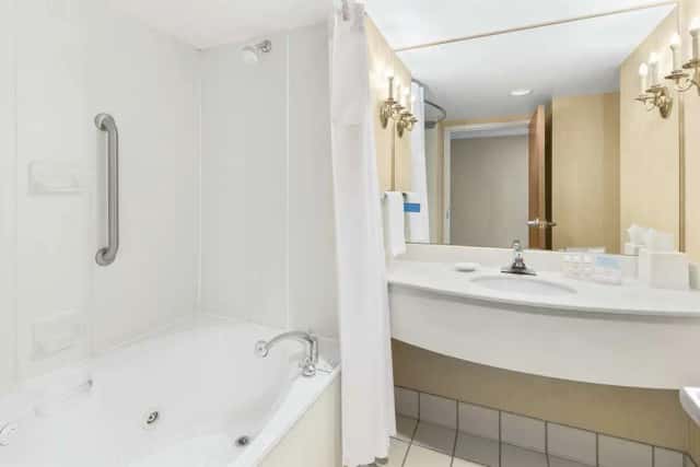 Jetted bathtub