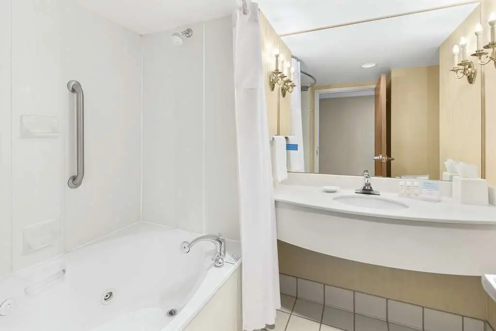 Hotels with jacuzzi in room in Columbus