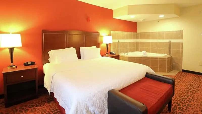 In-room hot tub at Hampton Inn Columbus-South in Grove City, OH