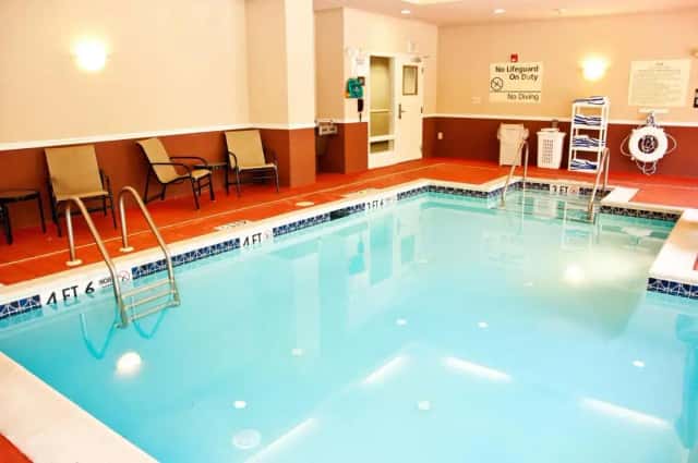 Hampton Inn Doylestown — guest room